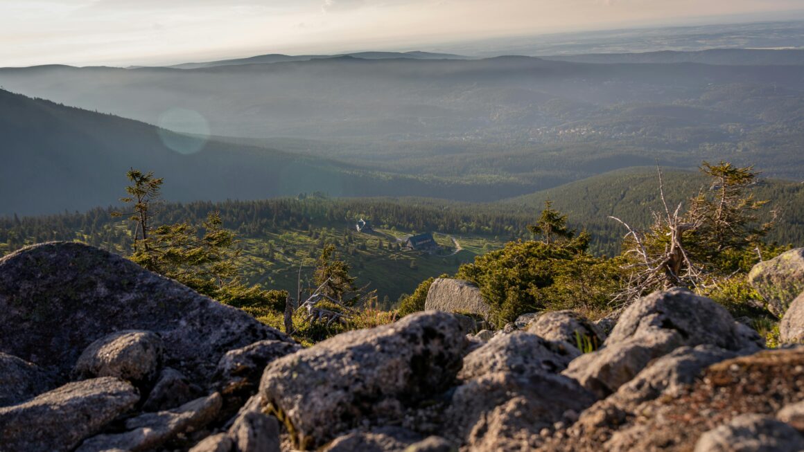 Góry Świętokrzyskie: Bajkowy świat skał, lasów i tajemniczych miejsc