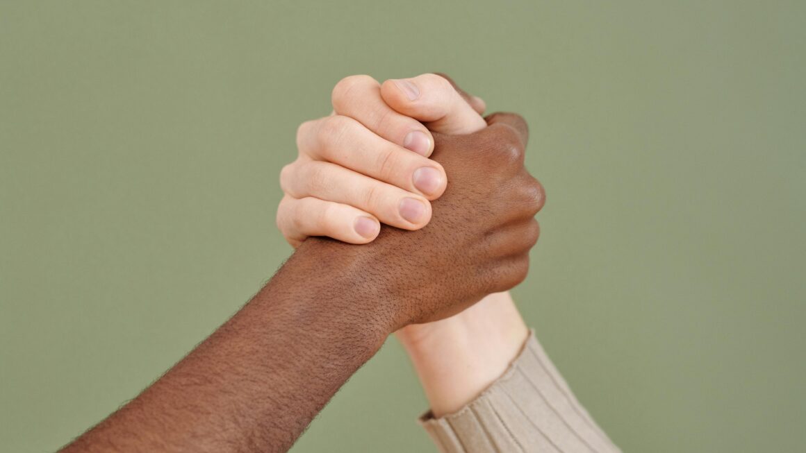 Lojalność w relacjach – między etyką a psychologią