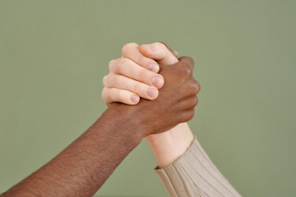 Lojalność w relacjach – między etyką a psychologią