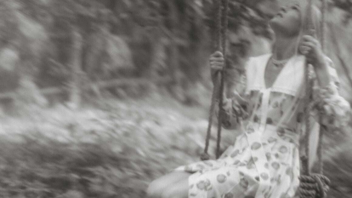 Chwile, które zostają z nami: Jak nasza pamięć zapisuje wyjątkowe doświadczenia