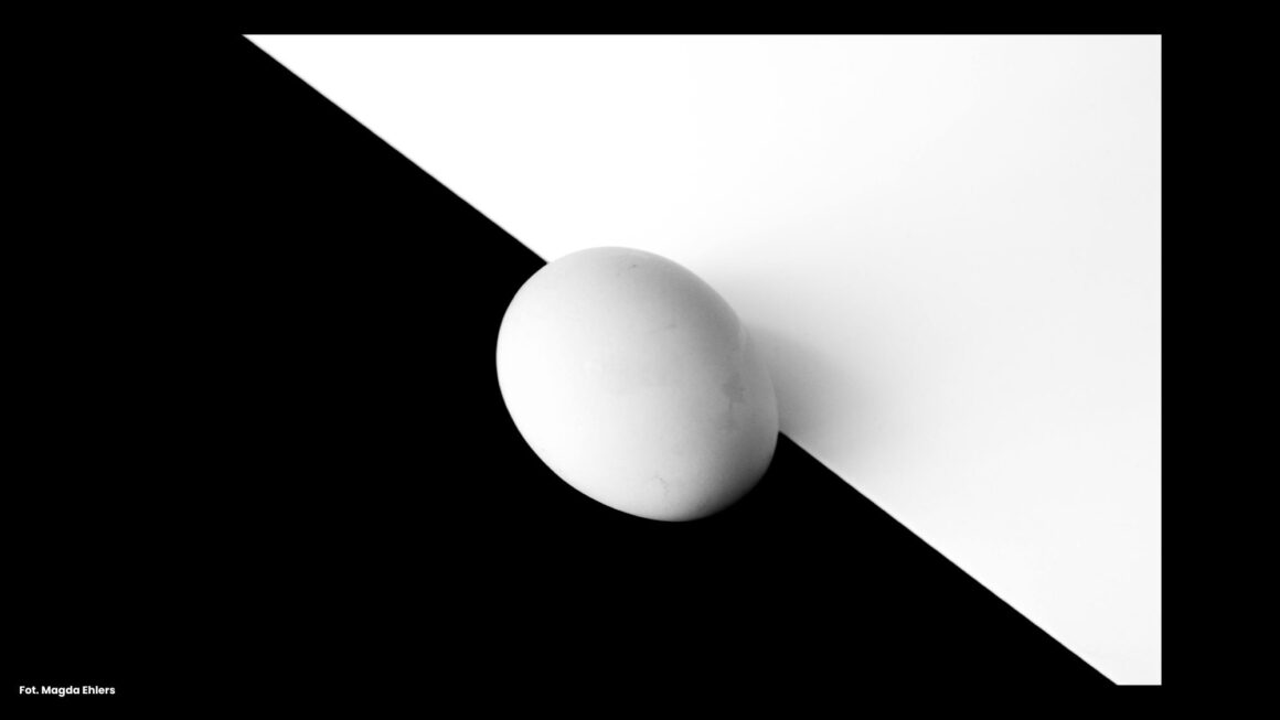 Jajko jako uniwersalny symbol początku, życia i odrodzenia: od prehistorii po psychologię głębi