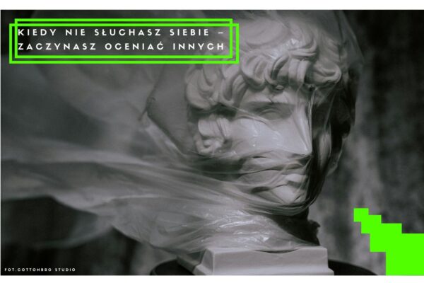 Dlaczego oceniamy innych? O wolności, projekcji i dojrzewaniu emocjonalnym