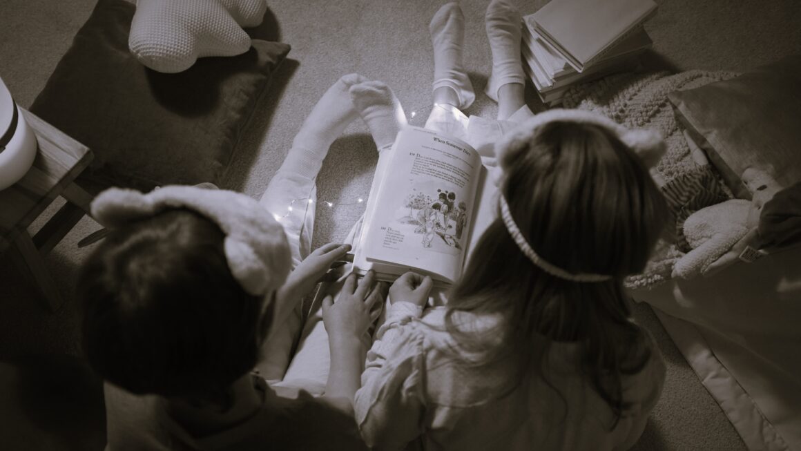 Czytanie na dobranoc – cichy rytuał wielkiej bliskości