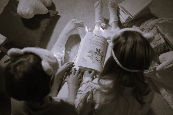 Czytanie na dobranoc – cichy rytuał wielkiej bliskości